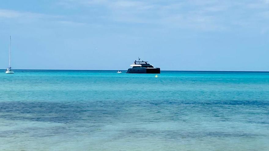 Nadal disfruta de las aguas de es Trenc con su nuevo barco