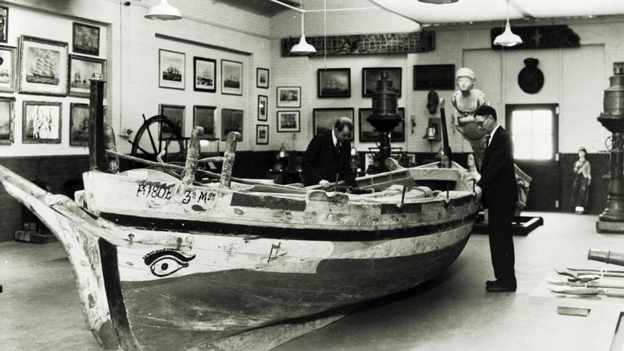La barca de jábega malagueña, en 1934, atendida por técnicos del The Mariners´Museum.
