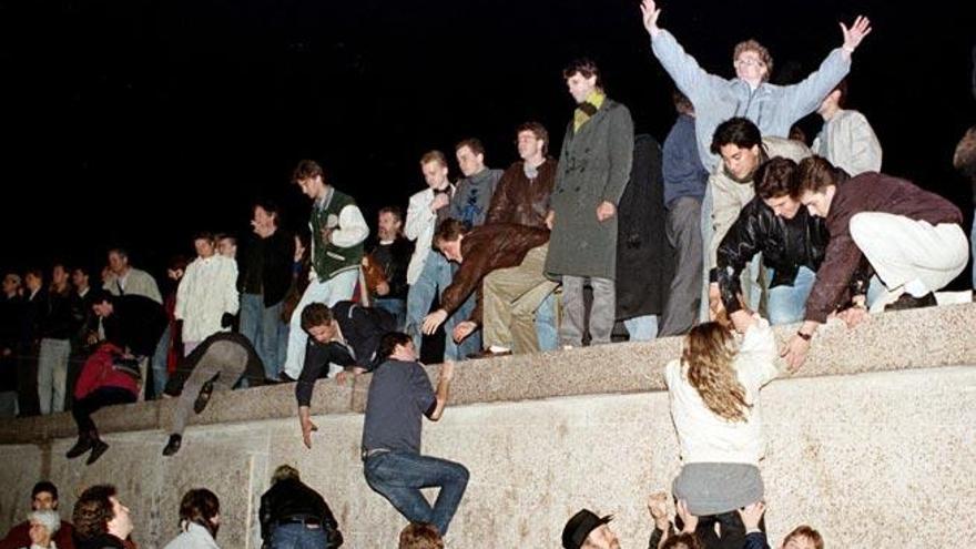 Ciudadanos saltando el Muro de Berlín.