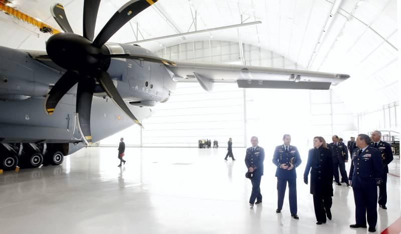 Visita de Cospedal a la Base Aérea de Zaragoza