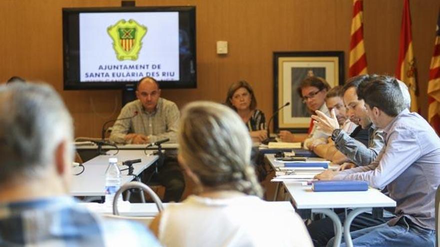 Mariano Juan interviene durante el pleno de ayer en Santa Eulària.