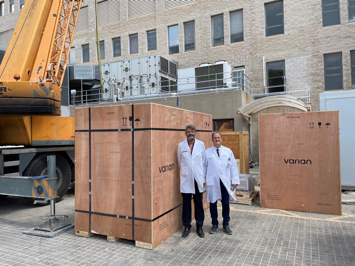 Los doctores Gabriel Vázquez y Francisco García Cases con el nuevo equipo en cajas