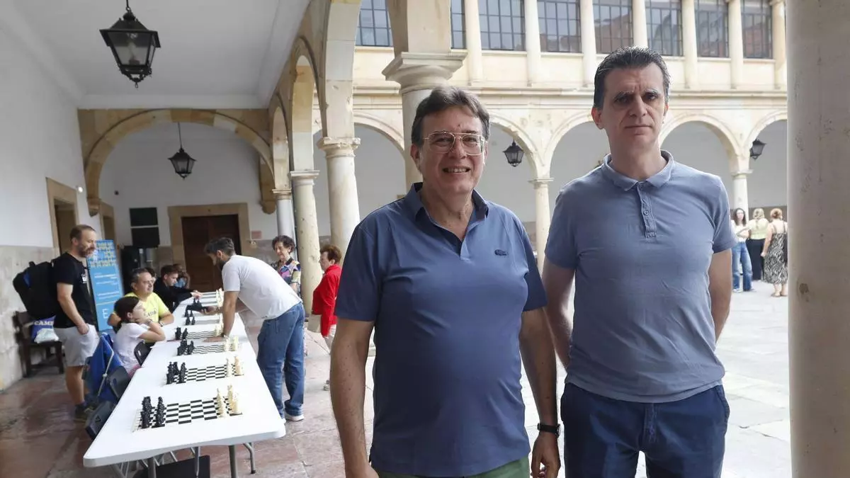 "No es tan difícil como parece": así transcurrió en Oviedo la gesta ajedrecista de dos Grandes Maestros contra diez contrincantes a la vez