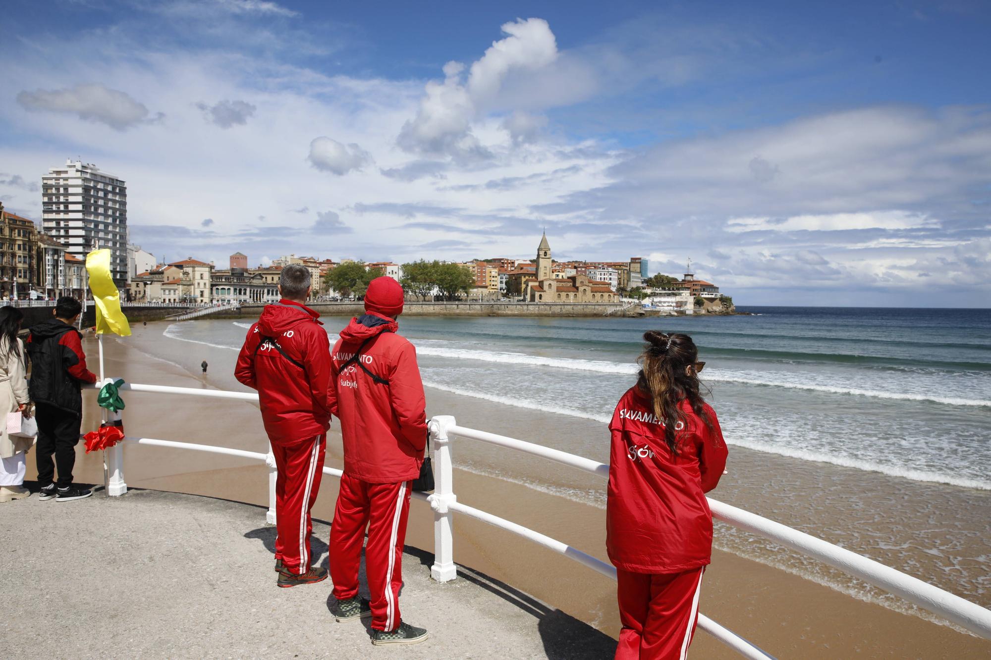 En imágenes: Así fue el primer día de salvamento en las playas de Gijón