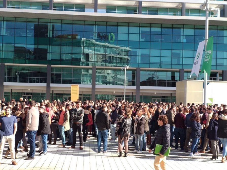 Eran las 12.00 horas cuando muchos de los trabajadores del Parque Tecnológico de Andalucía (PTA) han salido a las puertas de las empresas donde trabajan para exigir soluciones a los problemas de movil