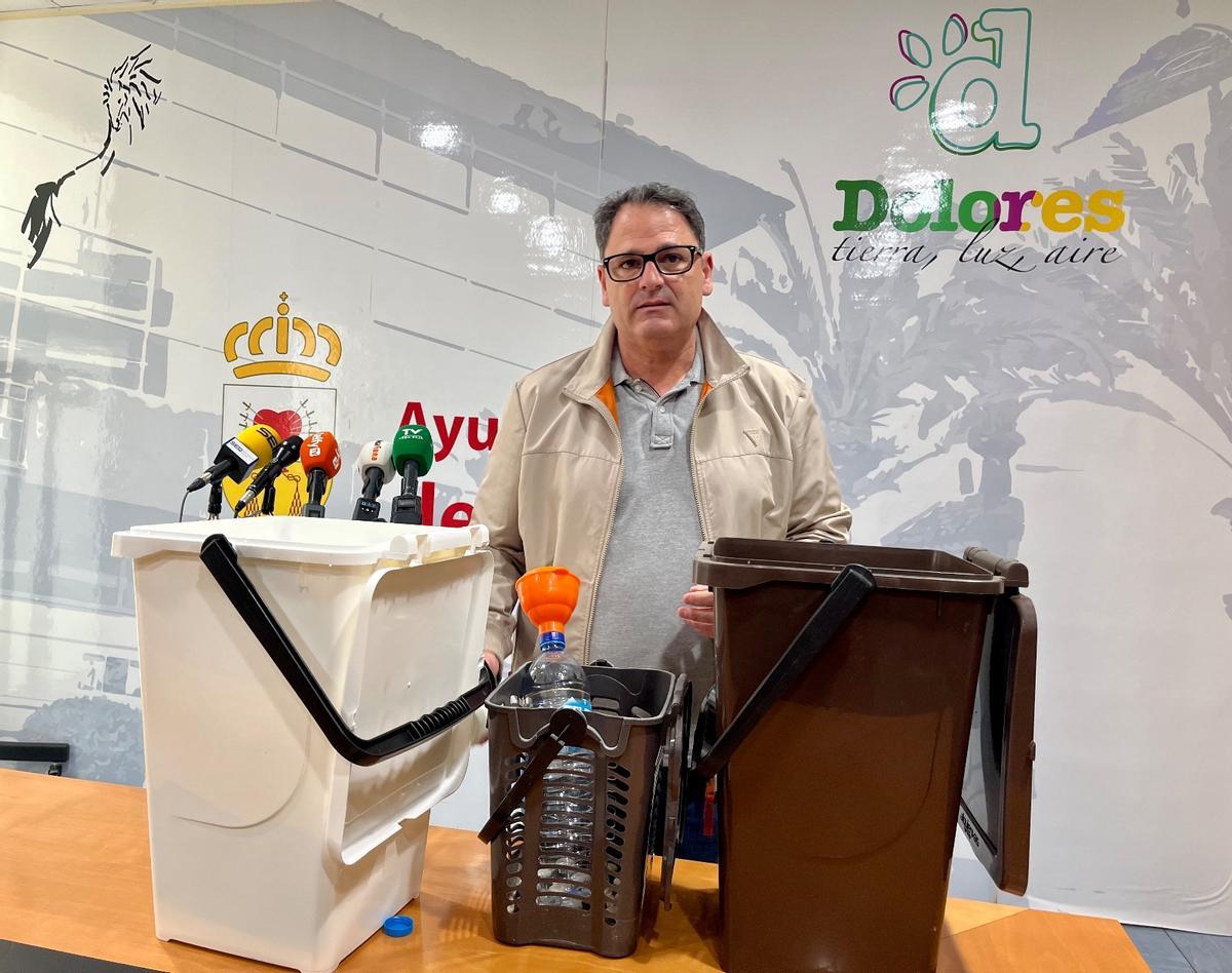 Joaquín Hernández con los contendores repartidos en las viviendas para realizar la recogida selectiva en origen