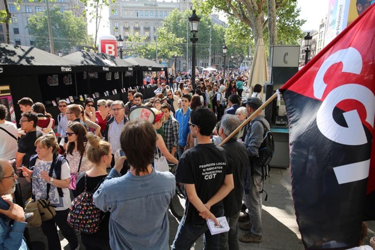 Algunos escritores se han sumado a la huelga de trabajadores del Fnac, durante la diada de Sant Jordi.