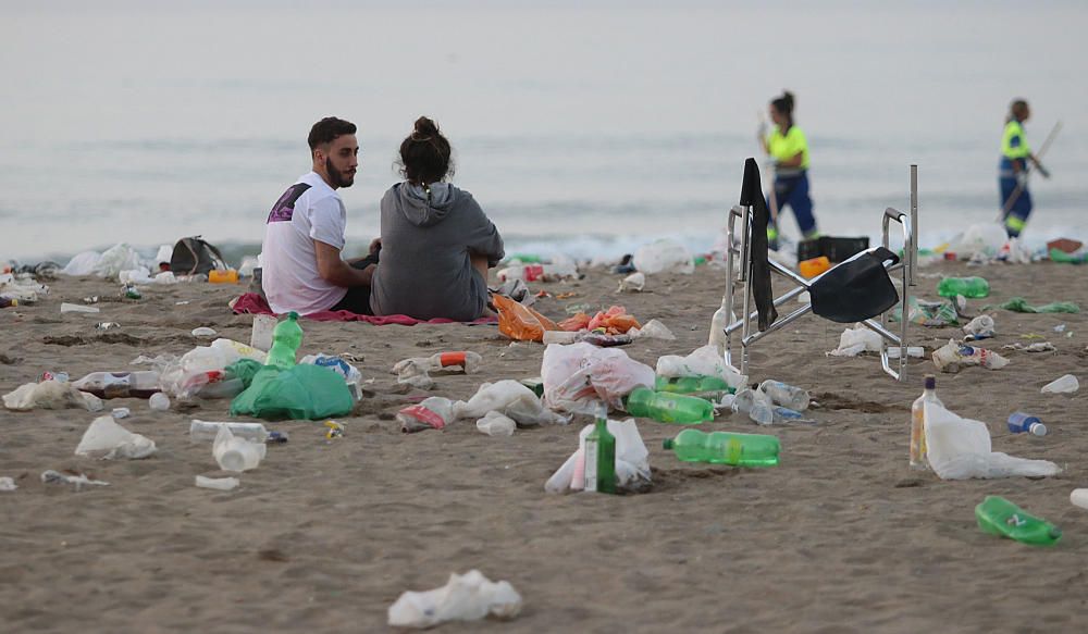 Así amanecen las playas malagueñas después de la noche de San Juan