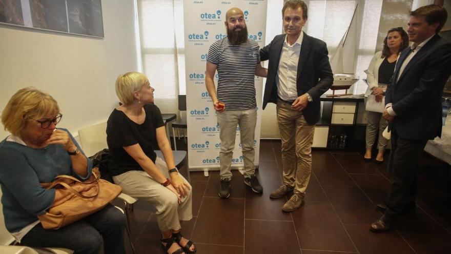 La familia de &quot;Pepe el del Maravilla&quot; recibiendo el &quot;Bonito de oro&quot;.