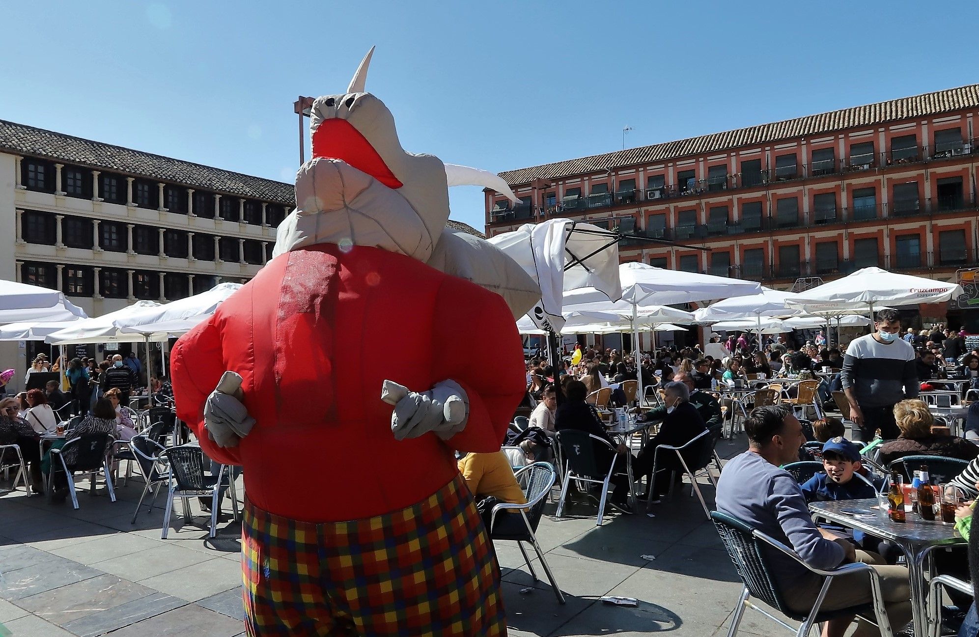 La plaza de La Corredera acoge la fiesta final del carnaval