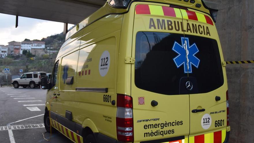 Ambulància del SEM aparcada al seu lloc a l&#039;hospital comarcal Sant Bernabé de Berga