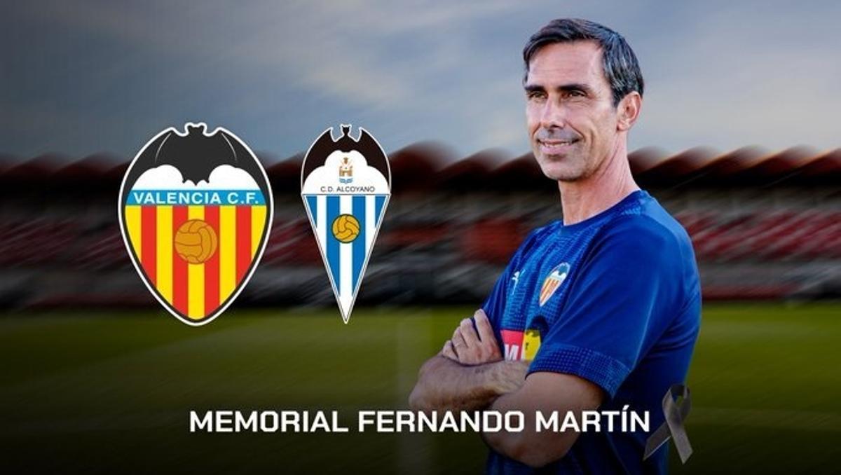 Fernando Martín, con los escudos del Valencia y el Alcoyano
