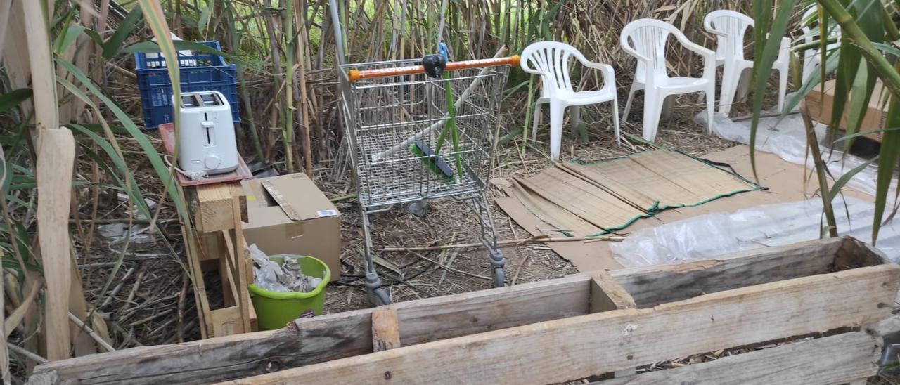 Un &#039;chill-out&#039; clandestino entre cañas en la playa de Almardá en Sagunt