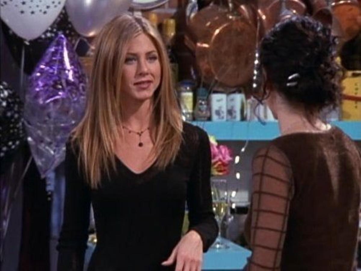 Rachel Green en 'Friends': camiseta básica cuello V