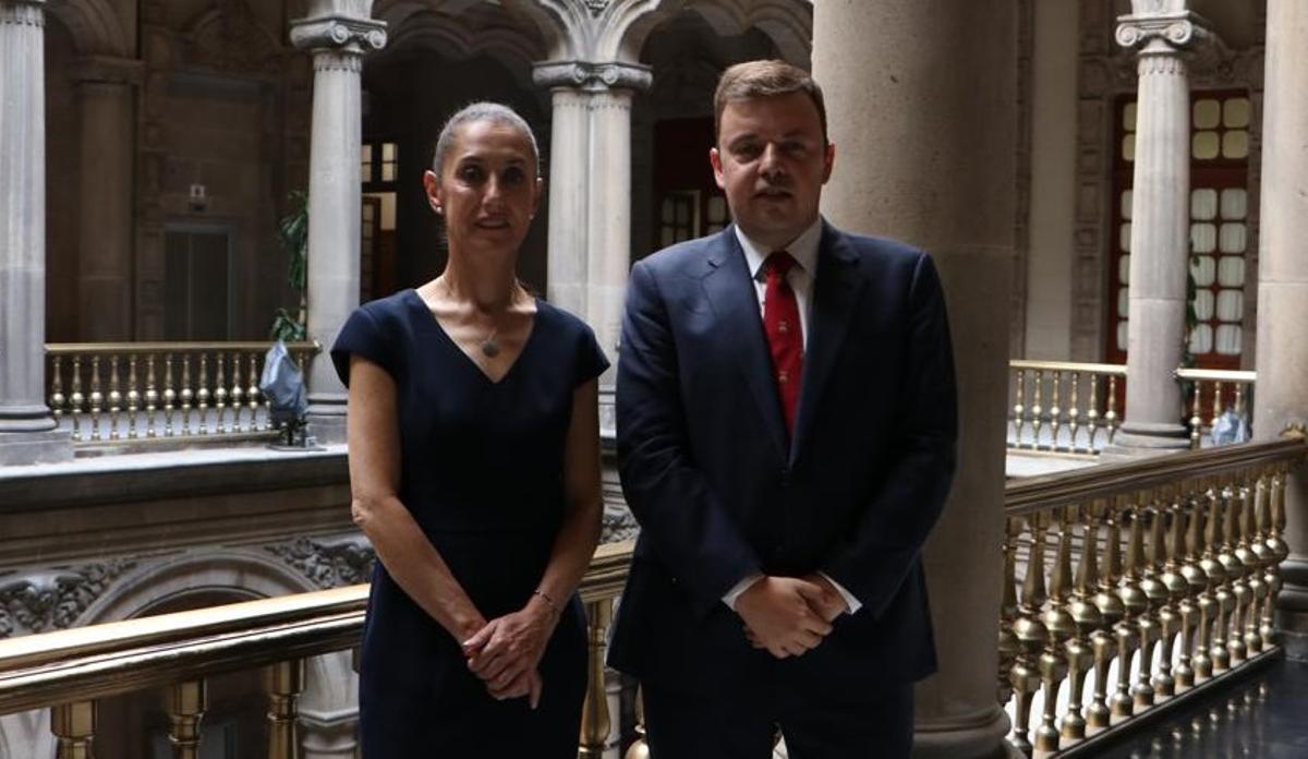 El periodista asturiano José Lebeña, con la presidenta de México, Claudia Sheinbaum.