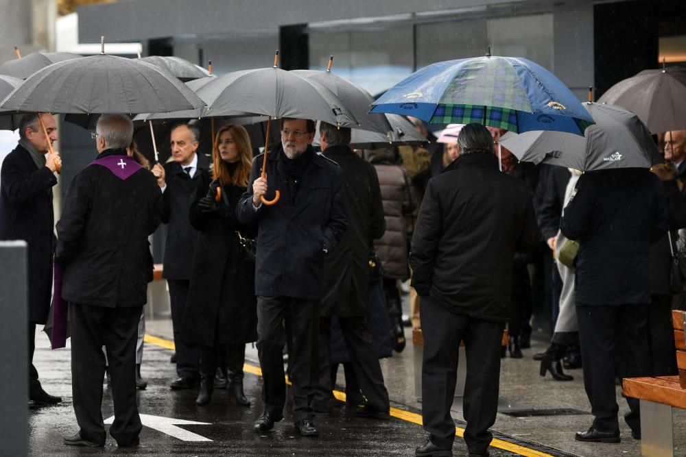 Grandes nombres de la política arropan a Rajoy en el entierro de su hermana en Pontevedra