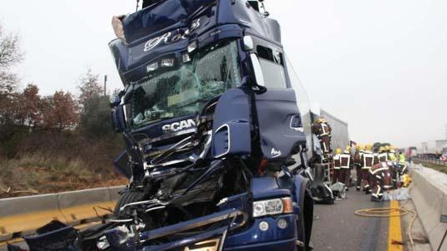 Un muerto y dos heridos en un accidente múltiple en Girona