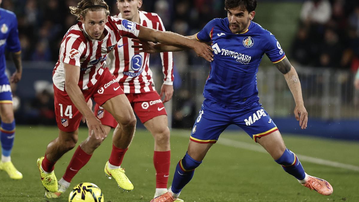 GETAFE (MADRID), 23/11/202.- El defensa del Atlético de Madrid Marcos Llorente (i) lucha con el uruguayo Mauro Arambarri, del Getafe, durante el partido de la jornada 13 de LaLiga que Getafe CF y Atlético de Madrid disputan este domingo en el Coliseum de Getafe. EFE/Sergio Pérez