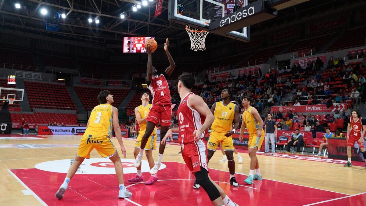 Partido de la Liga U entre el Casademont Zaragoza y el Gran Canaria en el Príncipe Felipe.