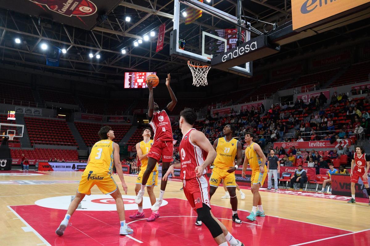 Partido de la Liga U entre el Casademont Zaragoza y el Gran Canaria en el Príncipe Felipe.