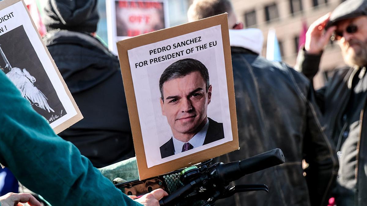 Cartel en apoyo de Pedro Sánchez durante una concentración bajo el lema «¡No a la guerra contra Irán!» en Berlín, Alemania.