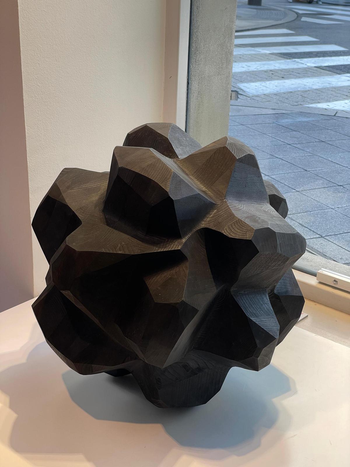 5. Tana. Cristalización en negro, 2023 madera de castaño