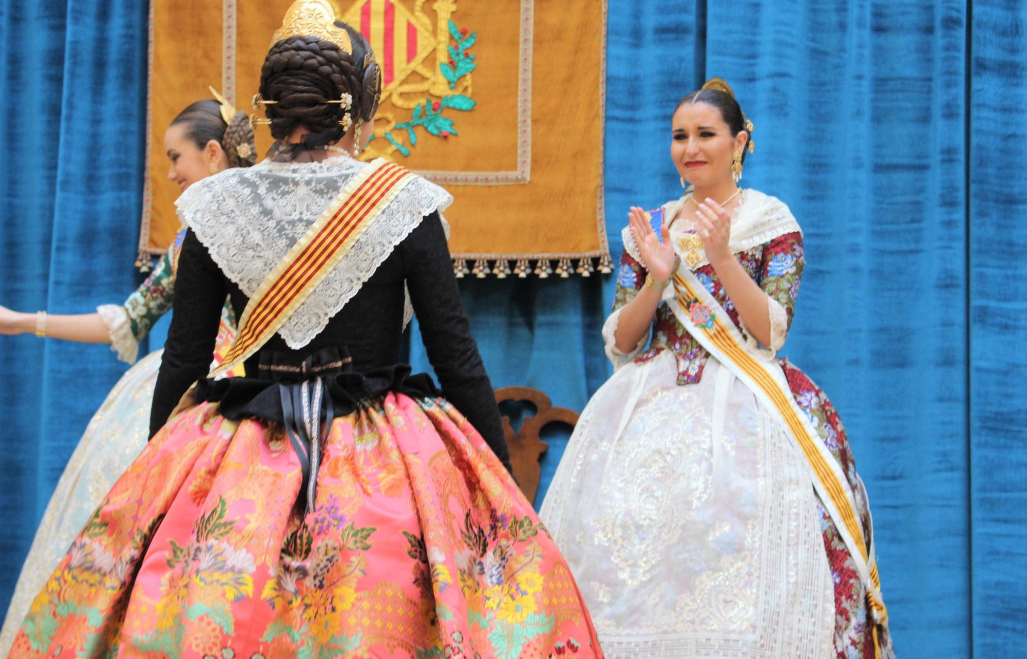 Cuando eres de la corte de la fallera mayor y le entregan a tu hermana el "bunyol de brillants"