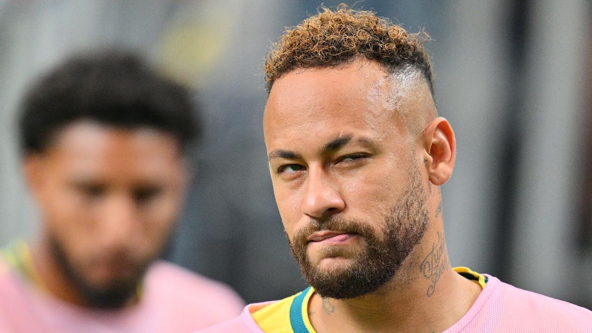 Neymar Jr. mientras calentaba durante el Brasil-Japón