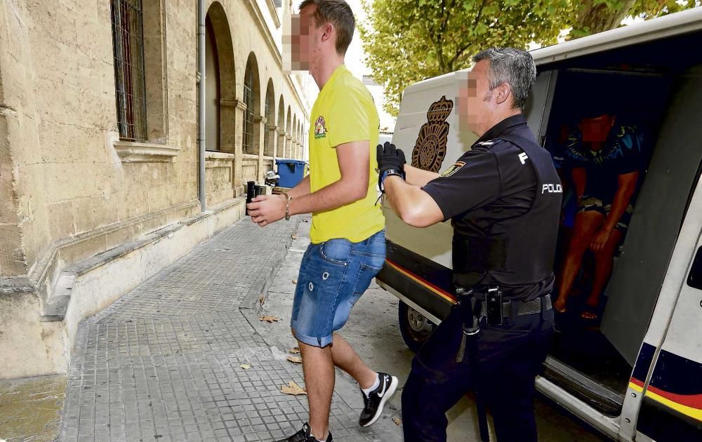 Arrestados seis turistas por atacar a dos policías al confundirlos con ladrones