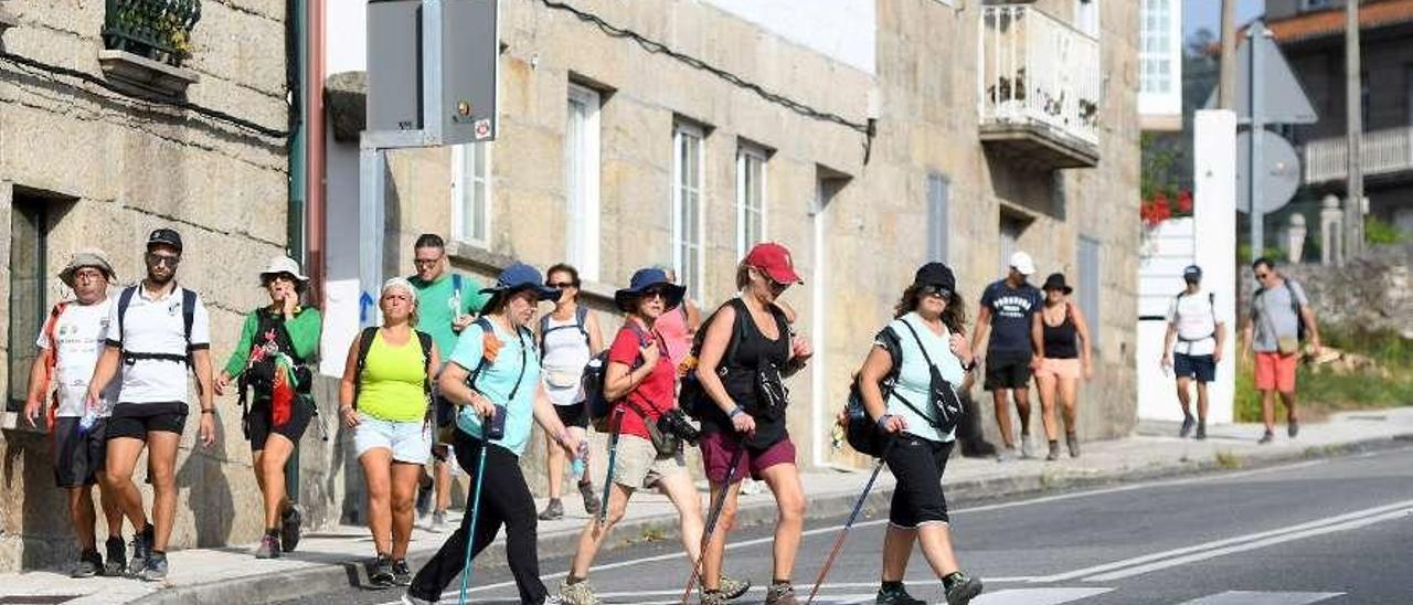 Peregrinos caminan por la variante espiritual, en la que se demanda más seguridad vial. // Gustavo Santos