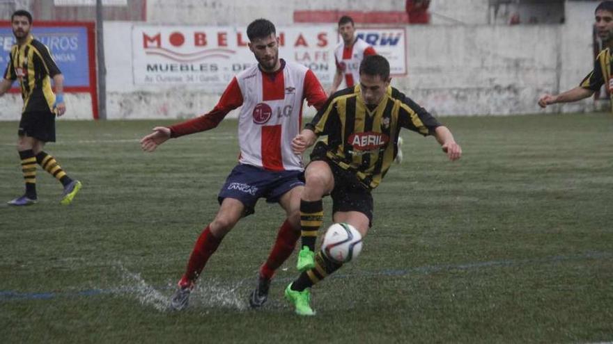 Manu Justo, del Rápido de Bouzas, protege el balón durante un encuentro. // Santos Álvarez