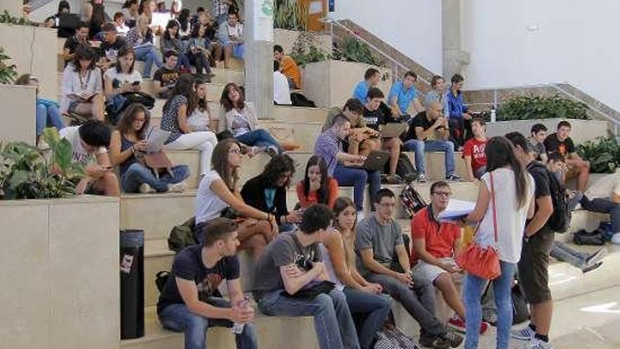 Estudiantes en el vestíbulo de la Escuela de &quot;Teleco&quot;.  // J. Santomé