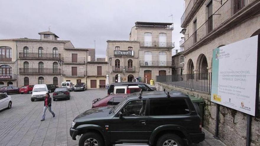 Plaza Mayor de Fermoselle, con el cartel del ARI instalado a la derecha.