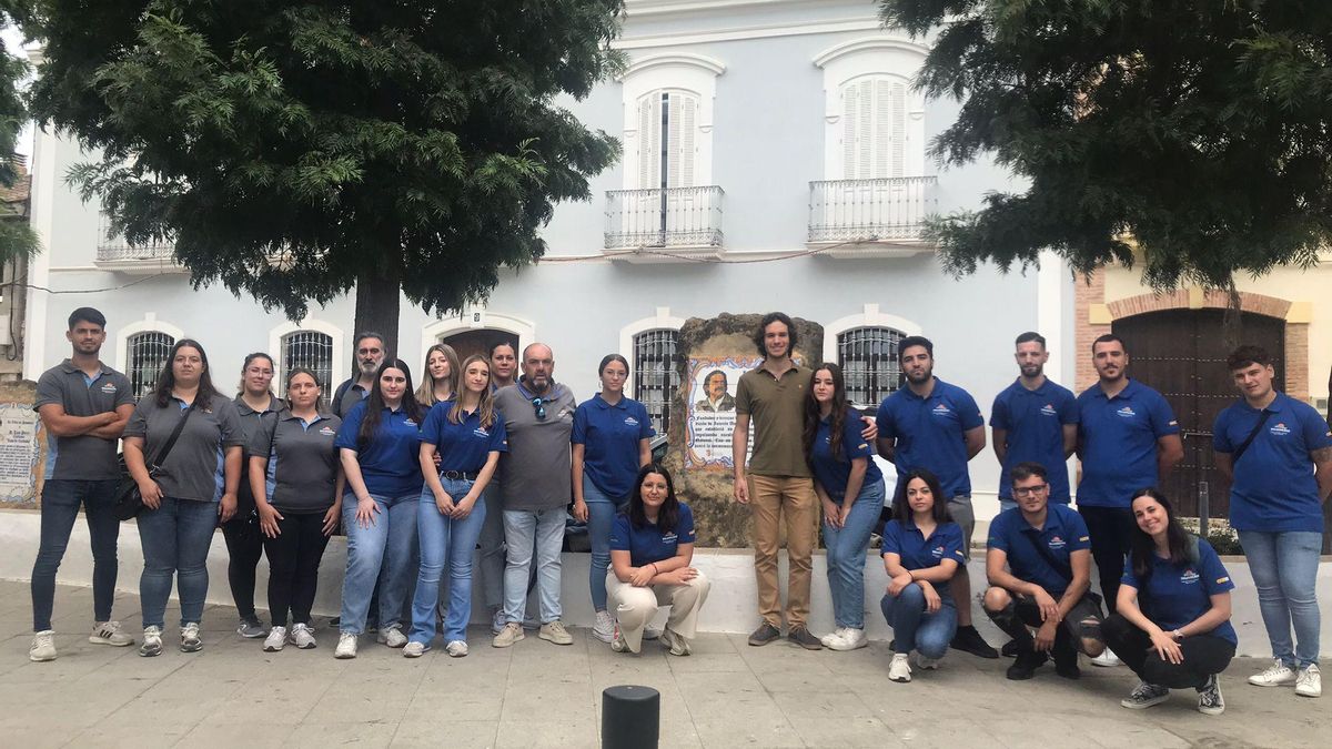 Uno de los grupos, junto al monolito de homenaje a Miguel de la Quadra-Salcedo