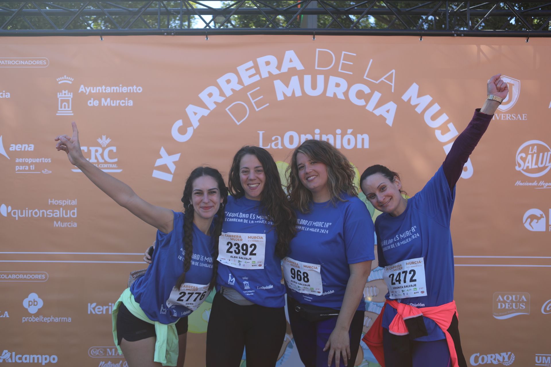 Las participantes posan en el photocall tras finalizar la Carrera de la mujer de Murcia