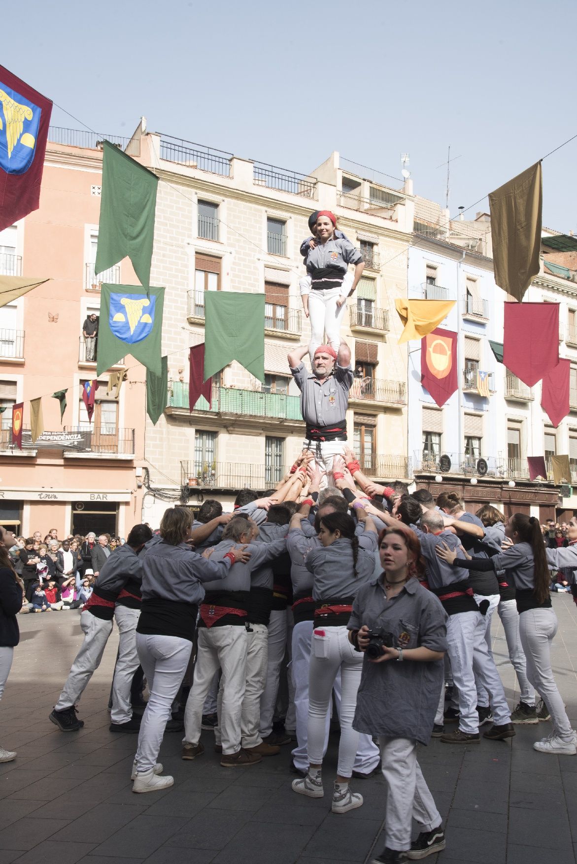 La imatgeria i els Tirallongues es llueixen enmig d'una plaça Major plena per la Festa de la Llum