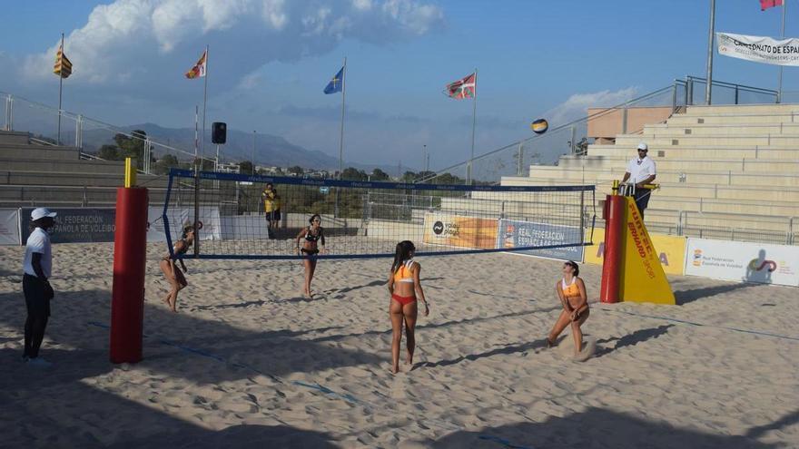 Jugadores de Vóley Playa de toda España llenan los hoteles de Lorca