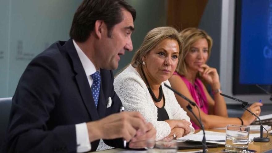 El consejero de Medio Ambiente, Suárez Quiñones, informa en el consejo de Gobierno de ayer.