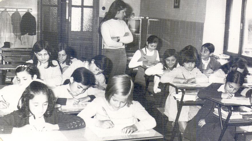 Alumnas en las aulas del San José durante una clase en los años 70.
