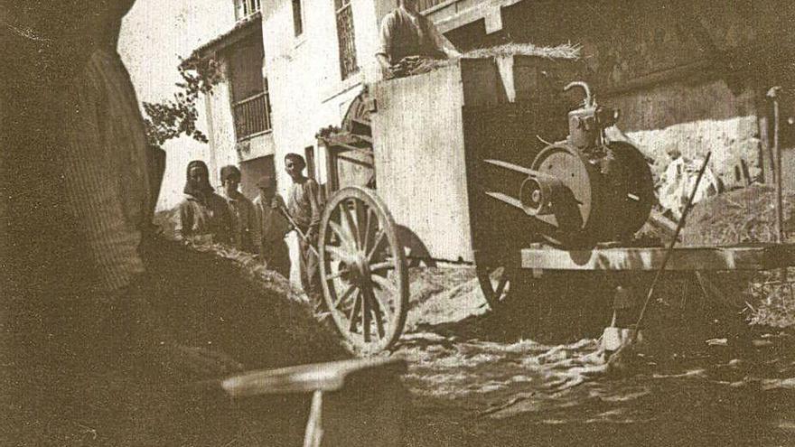 Una tralladora en Adayón. A la derecha, la aventadora de Floro José Pin.