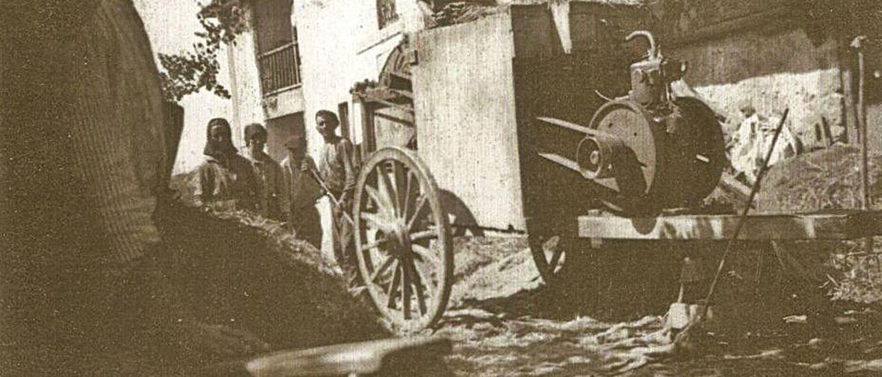 Una tralladora en Adayón. A la derecha, la aventadora de Floro José Pin.