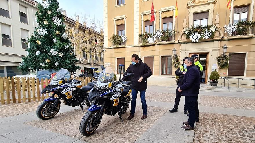 Dos nuevas motos Benelli TRK 502 para la flota de vehículos de la Policía Local de Elda