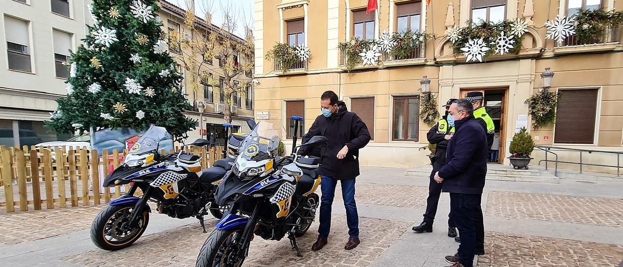 El alcalde Rubén Alfaro comprobando el equipamiento de las dos nuevas motos de la Policía Local de Elda.