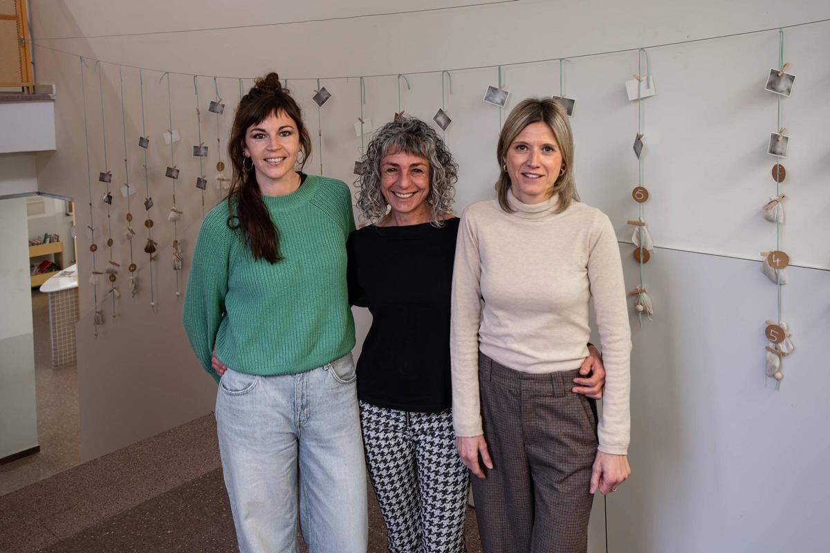 Las tres maestras que conforman el equipo directivo de la premiada Escola Sagarra de Barcelona.
