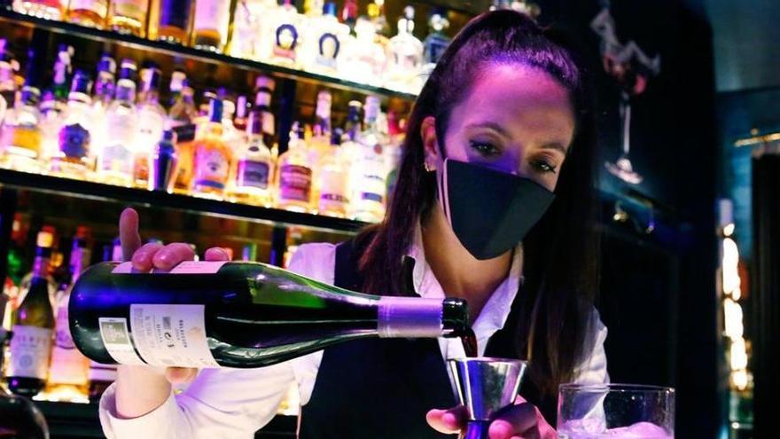 Cristina Bruno, «bar manager» de Muticlub, prepara un còctel amb vi