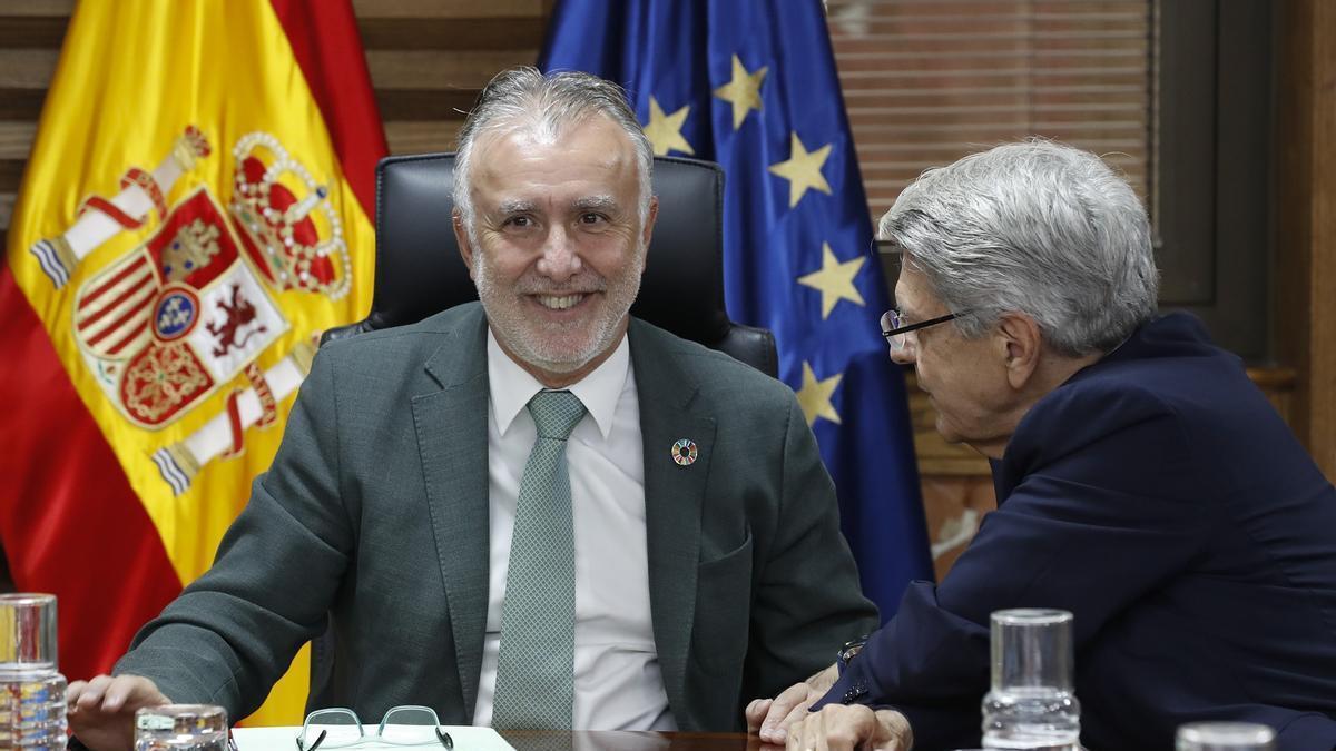 El presidente Ángel Víctor Torres y el portavoz del Ejecutivo, Julio Pérez, en el Consejo de Gobierno.