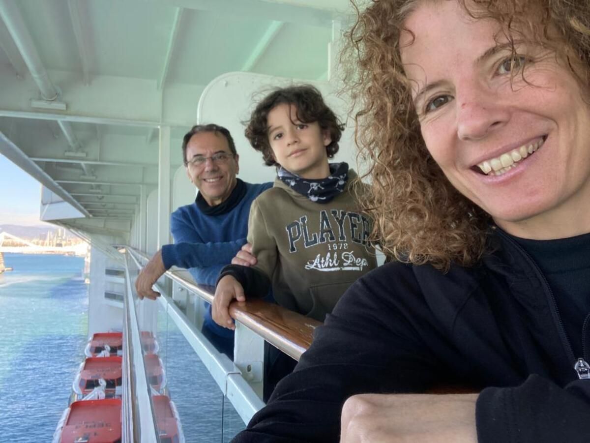 Los lanzaroteños Eloy Ramil y Mar Vidal dan la vuelta al mundo en un crucero con su hijo, Eliot