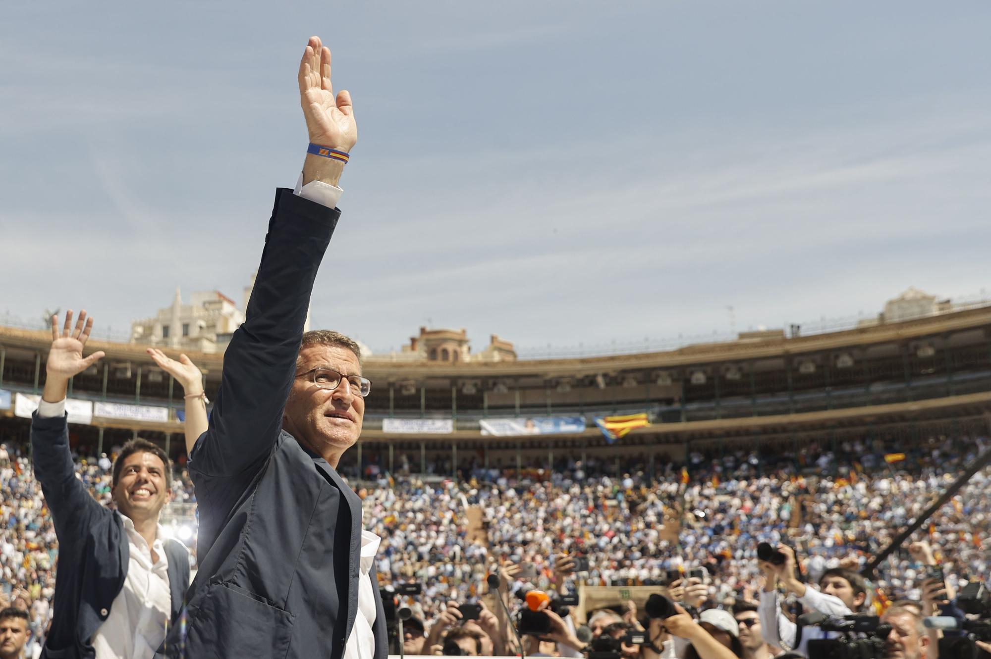 La plaza de toros de Valencia se ha llenado con 12.000 personas para asistir al acto central de campaña del PP