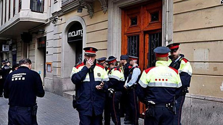 Els Mossos van estar negociant tota la nit amb l&#039;home atrinxerat