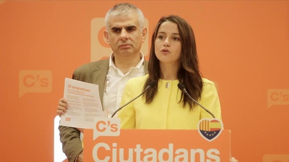 La líder de Ciutadans en Catalunya, Inés Arrimadas, junto a su número dos, Carles Carrizosa, durante la rueda de prensa en la que ha mostrado el documento que ha enviado a los otros partidos políticos con representación en el Parlament.